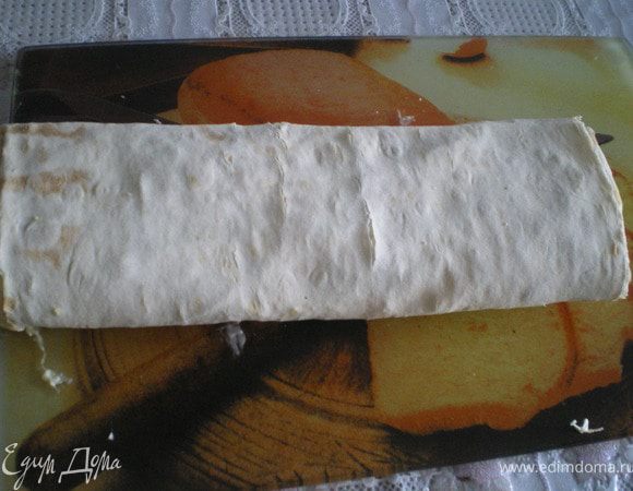 Приготовить начинку. Натереть яйца и сыр на мелкой тёрке.