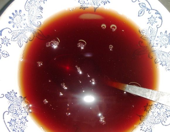 Готовим пропитку: сироп смешиваем с водой в пропорции 1:1. Тщательно пропитываем бисквиты. 