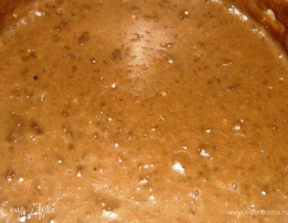 Заранее нужно приготовить крем, однако можно его готовить и в процессе выпекания бисквита...
Для этого яйца взбиваем вместе с сахаром (50%), какао и кофе.
Тем временем ставим молоко на медленный огонь и смешиваем с оставшимся сахаром.Отставляем молоко и даём слегка остыть, добавляем в него взбитые яйца, одновременно помешивая, добавляем размягчённое масло и муку...На огне доводим до нужной консистенции.

