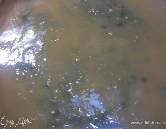 Накрыть шоколадным коржом.Залить сгущенкой