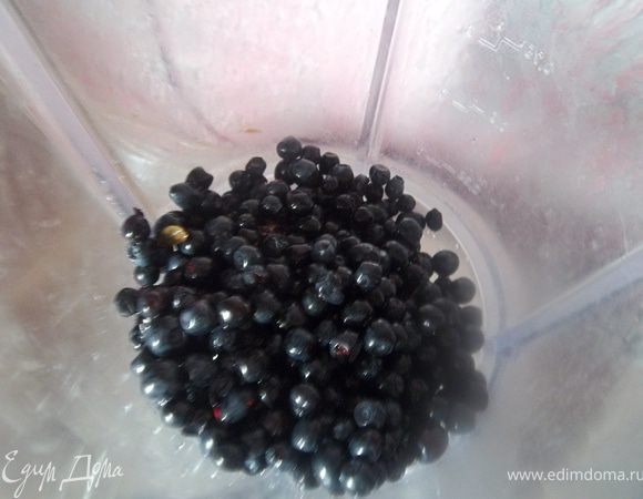 Чернику измельчить в блендере.