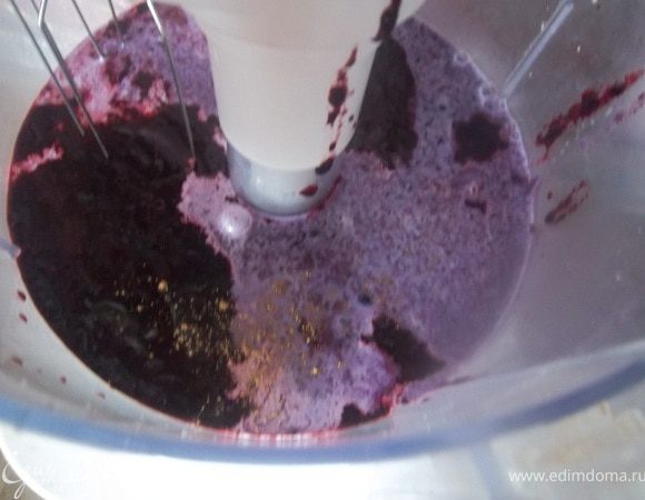 Добавляем к чернике сливки и молоко.Тщательно взбиваем.
