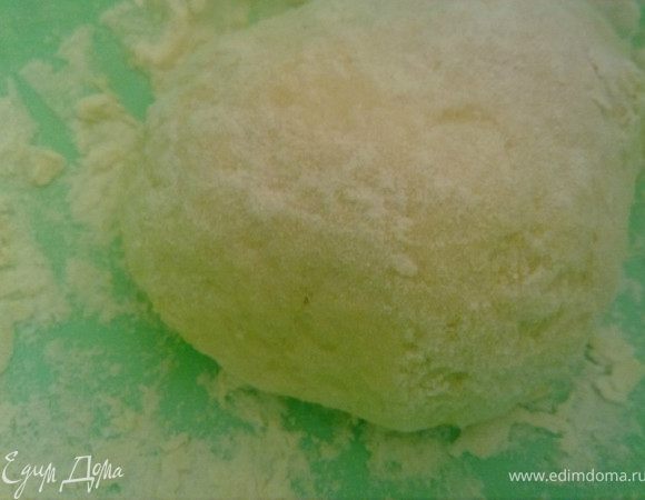 из муки, яйца, воды и соль сделать тесто и оставить на 30-40 мин. на расстаивание