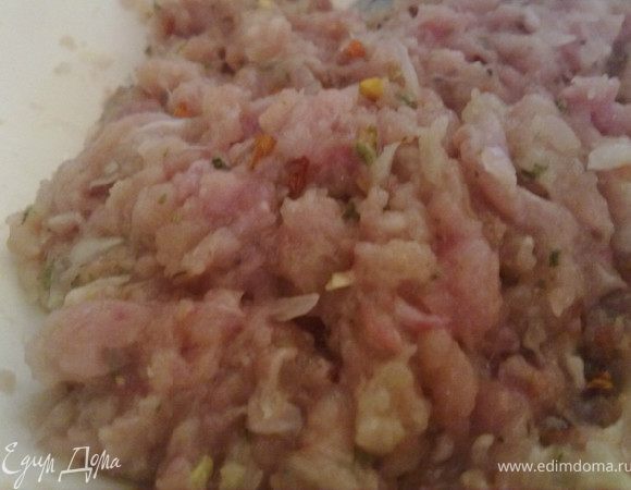 вырезанное куриное мясо и лук пропустить через мясорубку...