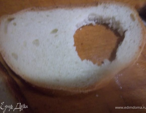 Сделать рюмкой отверстие в одном ломтике батона