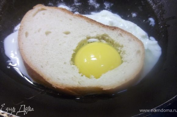 Поджарить яйцо,выложить сверху батон. На целый ломтик батона выложить сыр, а затем накрыть батоном с яйцом.Украсить "грибочками" и зеленью
