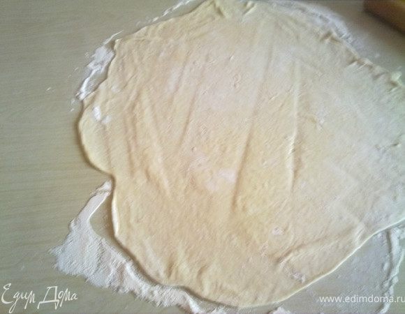 тесто раскатать листом толщиной не больше милиметра 