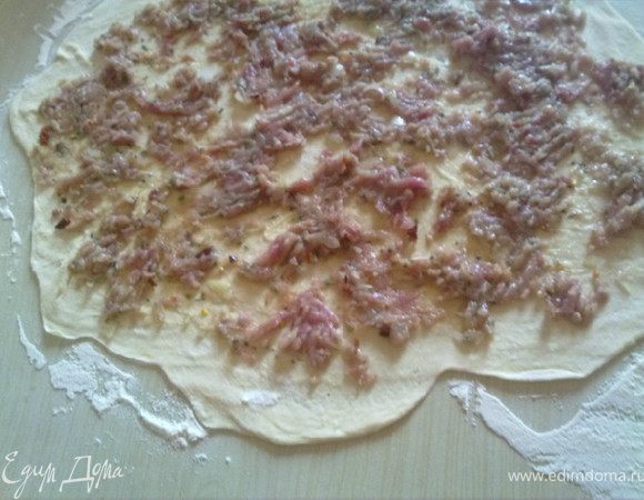 сверху равномерно разложить фарш