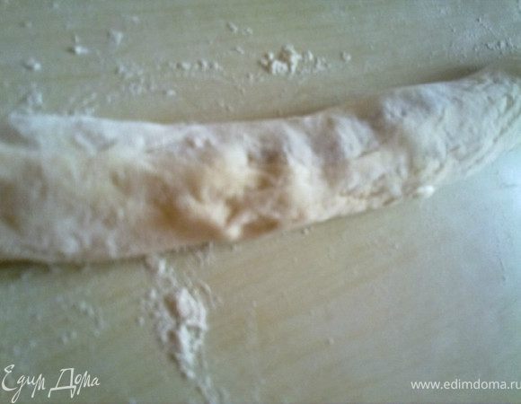 сворачиваем в рулет и обязательно защипываем длинный край.