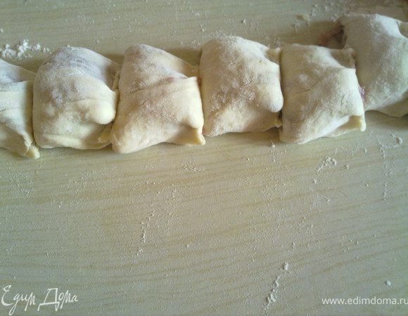 ножом режем на столбики. это и есть наши ленивики))))