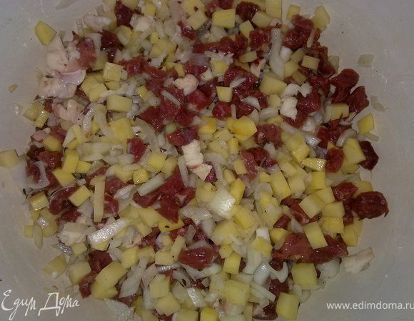 Мясо, и картошку нарезать кубиками. Лук мелко нашинковать. Посолить и поперчить. Можно использовать любые приправы которые вам нравятся.
