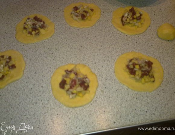 Выложить начинку.