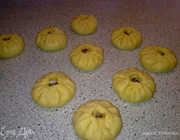 Потом собираем все края как беляше. По середине оставляем дырочку.