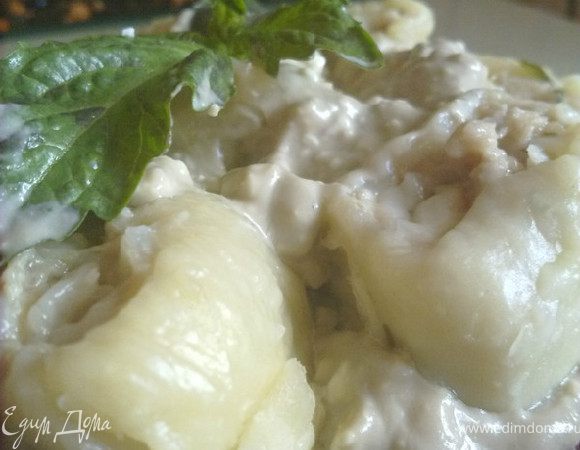 на тарелку выложить немного сойса, сверху рулетики и полить еще соусом))) готово))есть вкуснее  горячими))) приятного аппетита!