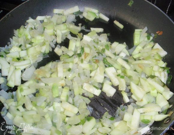 Чеснок, репчатый и зеленый лук нашинковать. Кабачок нарезать небольшими кусочками. Можно и натереть на терке, но мне хотелось, чтобы он чувствовался. И обжарить на небольшом количестве масла.