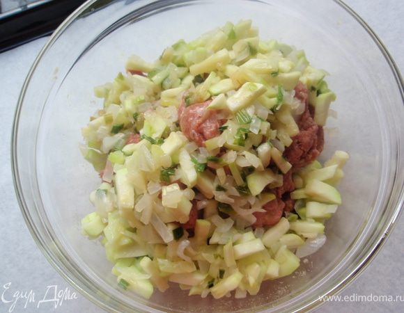 Смешать с фаршем, добавить соль, перец и хмели-сунели.