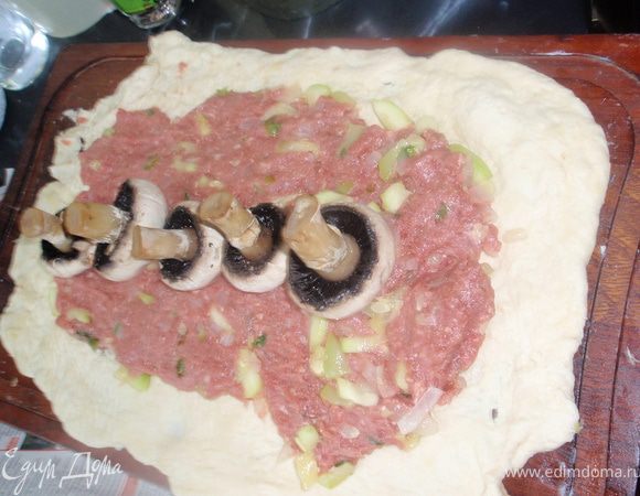 Грибочки с добавлением воды целиком протушить минут 10 с добавлением соли. Они немного утушаться и станут меньше. Воду из-под них не выливать, она нам пригодиться для соуса. Этакий быстрый грибной бульончик).Тесто раскатать, выложить фарш, свершу грибочки и завернуть. Поставить в духовку на 180 на 40 минут.