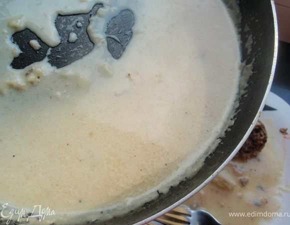 Соус почти как бешамель. В грибной бульон добавить сливки и муку. Нагреть и постоянно помешивать, чтобы не образовалось комочков. До загустения. Можно добавить мускатный орех, он здесь будет кстати. Солить не нужно, т.к. мы солили грибы. 