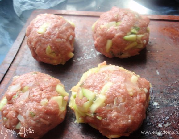 P.S. У меня осталось немного фарша (Т.к. изначально было 500 гр). Ну не пропадать же добру. Сделала котлетки, в центр положила по четвертинке шампиньона.  