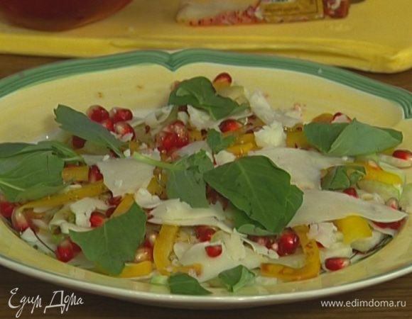 Полить заправкой, выложить сверху еще слой сыра и присыпать листьями базилика.