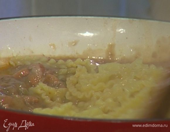 Макароны отварить в подсоленной воде, выложить в сковороду с рагу, все перемешать и переложить в глубокое блюдо.