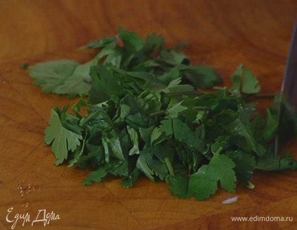 Кинзу мелко порубить.