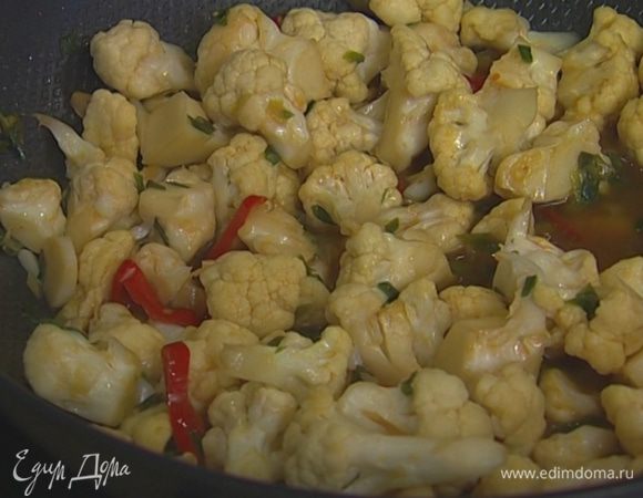 Добавить сахар, куркуму, влить рыбный и соевый соус, подогретый овощной бульон и тушить 10 минут, в конце всыпать кинзу.