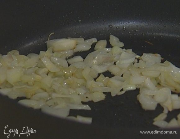 Приготовить начинку: разогреть в сковороде 1–2 ст. ложки растительного масла и поджарить лук до мягкости. 