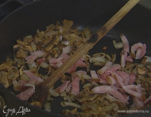 Добавить свежие грибы, бекон, прованские травы, нарубленную петрушку, щепотку перца и соли, а затем сушеные грибы, растерев их пальцами. Все вместе обжарить. 