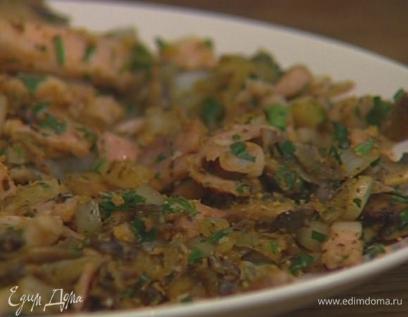 Выложить начинку на тарелку, добавить сухари и перемешать.