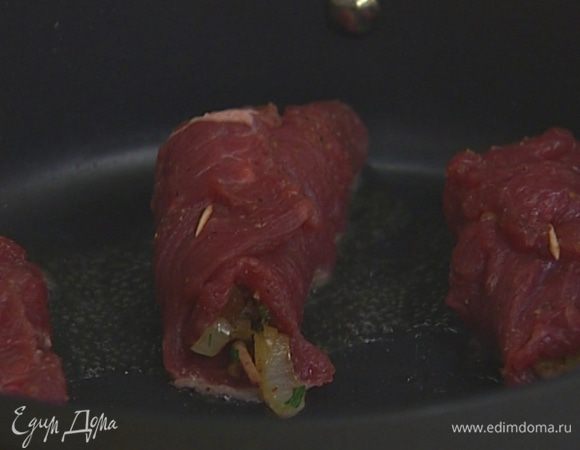 Разогреть в сковороде 1 ст. ложку растительного масла, обжарить рулетики со всех сторон. 