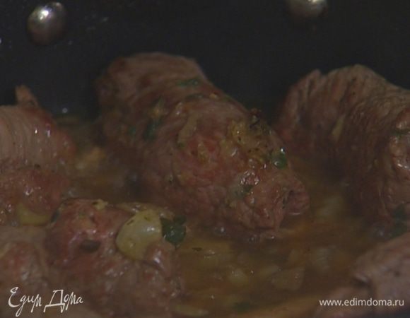 Влить в сковороду овощной бульон или воду и тушить на медленном огне 30 минут. 