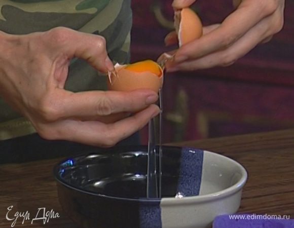 Белки отделить от желтков. 