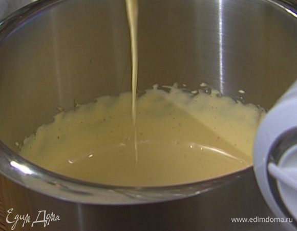 Желтки взбить с 40 г сахара так, чтобы они посветлели.