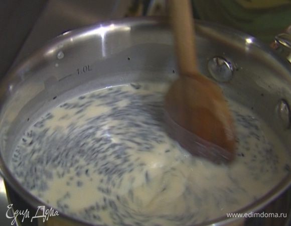 Молоко и сливки влить в кастрюлю, добавить оставшийся сахар и чай, поставить на огонь и довести до кипения (ни в коем случае не кипятить!).