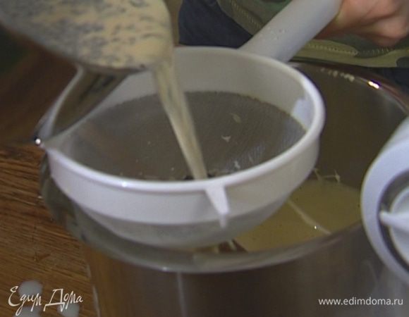 Процедить молоко со сливками и чаем через сито и ввести к желткам. 