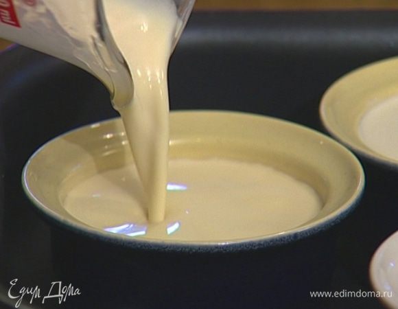 Все слегка взбить и аккуратно разлить по огнеупорным формочкам.