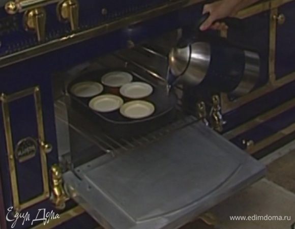 Поставить формочки с кремом в глубокий противень, наполненный горячей водой, и запекать в разогретой духовке 25–30 минут.