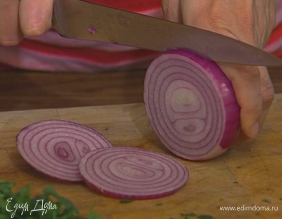 Лук почистить и нарезать кольцами толщиной полсантиметра. 