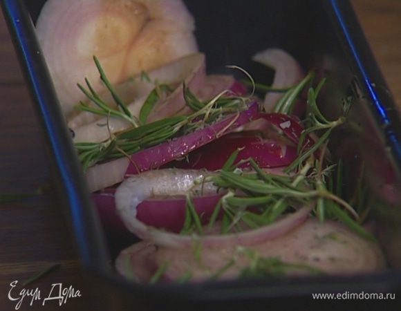Нарезанный лук уложить в глубокий противень, полить 3–4 ст. ложками кипятка, 2 ст. ложками оливкового масла и бальзамическим уксусом, присыпать половиной листьев розмарина и щепоткой соли. 