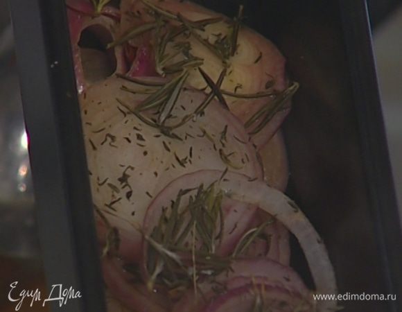 Накрыть противень фольгой и отправить в разогретую духовку на 30 минут. Затем фольгу снять и запекать лук еще 10 минут. 