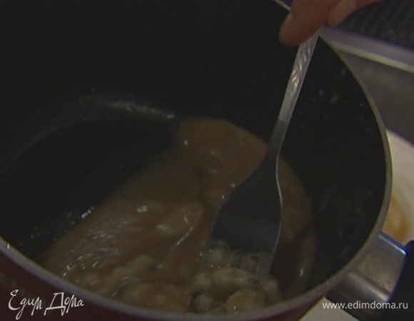 Вылить в небольшую кастрюлю сок, который образовался от запекания лука, и поставить на слабый огонь. Добавить нарезанный сыр и слегка размять его вилкой. Как только сыр поплывет, снять кастрюлю с огня.