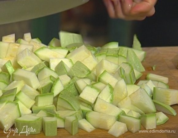 Корень сельдерея и кабачки нарезать маленькими кубиками.