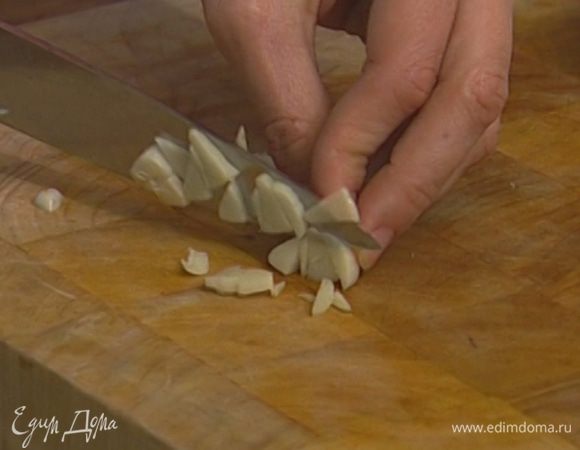 Чеснок почистить и мелко порубить.