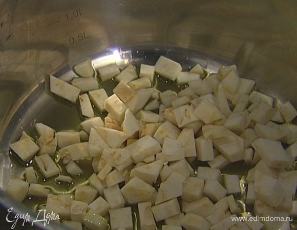 В большой тяжелой кастрюле разогреть 1 ст. ложку оливкового масла, обжарить слегка корень сельдерея.