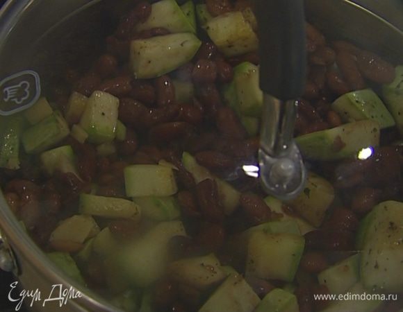 Добавить кабачки, чеснок и отваренную фасоль вместе с водой, в которой она варилась. Посолить и варить все на медленном огне около 10 минут до готовности сельдерея.