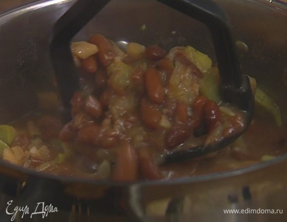 Готовый суп слегка размять толкушкой для картофеля, чтобы он стал более однородным (но не до состояния пюре, пусть останутся и твердые кусочки).