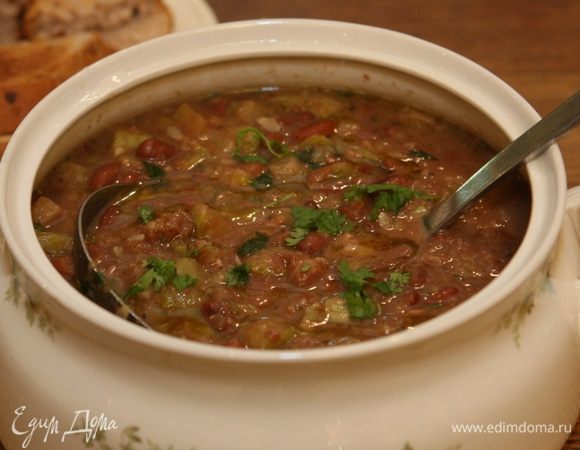 Влить 3–4 ст. ложки оливкового масла, всыпать измельченную петрушку.