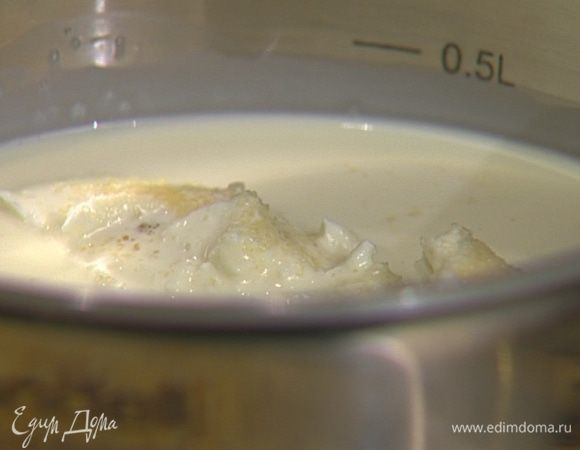 В оставшиеся сливки добавить сахар, маскарпоне и щепотку соли, поставить на огонь и, перемешав, довести до кипения, но не кипятить.