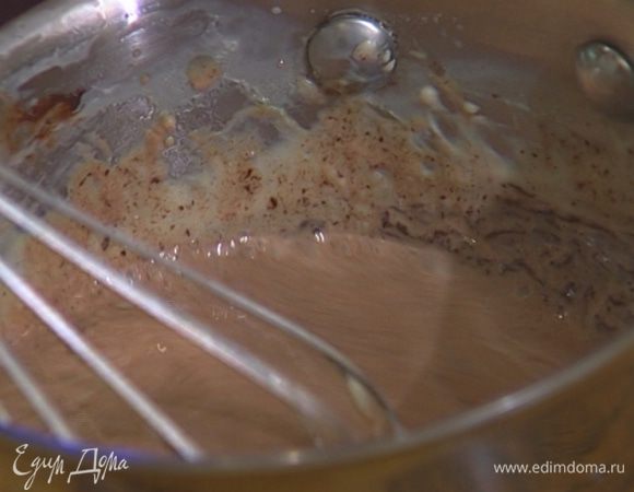 Шоколад поломать на очень мелкие кусочки, добавить в горячие сливки и все слегка взбить венчиком, так чтобы шоколад полностью растворился.